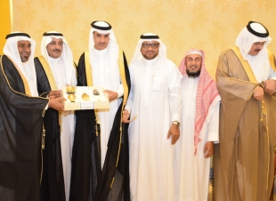 بحضور محافظ محافظة الطوال لجنة التنمية الاجتماعية بالطوال تكرم رئيس مركز الموسم