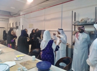 زيارة مجموعة من الحرفيين أعضاء نادي رواد الإنجاز لـ حرفية سعودية