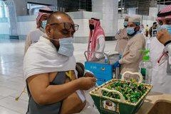 بالحلوى والبخور والقهوة.. رئاسة شؤون الحرمين تستقبل ضيوف الرحمن