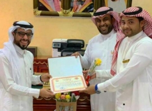 رئيس بلدية محافظة الطوال يكرم الموظف فيصل المعرجي