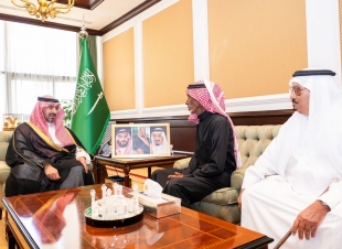 نائب أمير تبوك يستقبل المواطن حمود الحويطي المتنازل عن قاتل شقيقه لوجه الله تعالى  