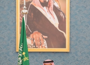 الملك  يستقبل الأمراء والمفتي وجمعاً من المواطنين ...