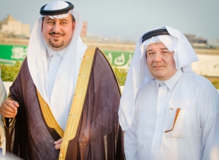 مسؤول إدارة الفعاليات بالمراعي فهد الشمري يوزع الكؤوس على  الفائزين في فروسية جدة 