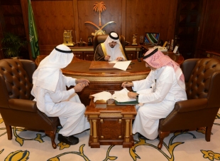 امير عسير يرعى اتفاقيه تأمين ارض لمستشفى ابها العام