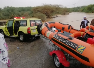 بالصور (مدني وادي الفرع ينقذ ٣ محتجزين بسيل وادي خضرا