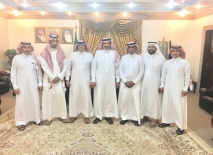 أعضاء مكتب رابطة فرق الأحياء بصامطة يهنئون الأستاذ أحمد زعله بمناسبة تعينه محافظاً لمحافظة صامطة.