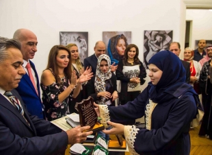 دكتور خالد سرور بحضور الدكتور عصام البزام يفتتح معرض المرأة السعودية فى المرآة بالقاهرة 