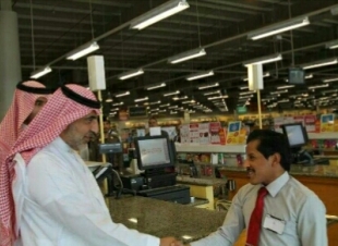 جولات ميدانية لمحافظ ينبع للتأكد من توطين الوظائف