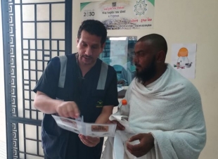 الصحة توعي الحجاج بالأدوية المناسبة وطرق تخزينها وتوزع منشورات ومواد علمية بعدة لغات