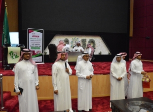 استقبال المعلمين الجدد بالورود وضمن مبادرة تعزيز ولاء المعلم لمهنته وانتمائه للمؤسسة التعليمية 