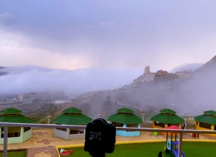 اجواء ضبابية تستهوي زوار فعاليات وسام البادية*