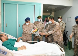 رئيس هيئة الأركان العامة يزور مصابي القوات المسلحة وينقل لهم تحيات القيادة بمناسبة عيد الأضحى المبارك