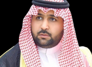 سمو الأمير محمد بن عبدالعزيز يطمئن على صحة شيخ شمل قبائل آل خالد بالداير 