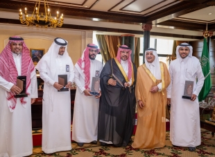 أمير تبوك يكرم الفرق الفائزة في 