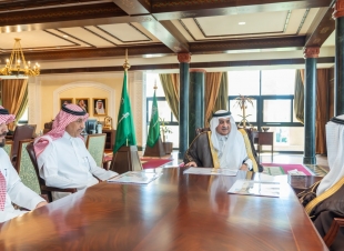 أمير تبوك يطلع على نسب الإنجاز في المشروعات التي تنفذها امانه المنطقة  