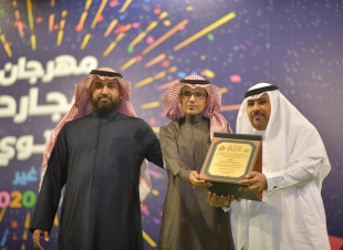 شاعر عكاظ ينثر إبداعه بمسرح شارع الفن في مهرجان المجاردة