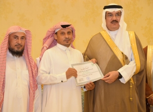 لجنة التنمية الاجتماعية بمحافظة الطوال تكرم مدير تحرير صحيفة صوت جازان بصامطة