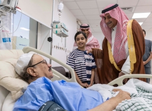 أمير تبوك يطمئن على صحة محافظ حقل  