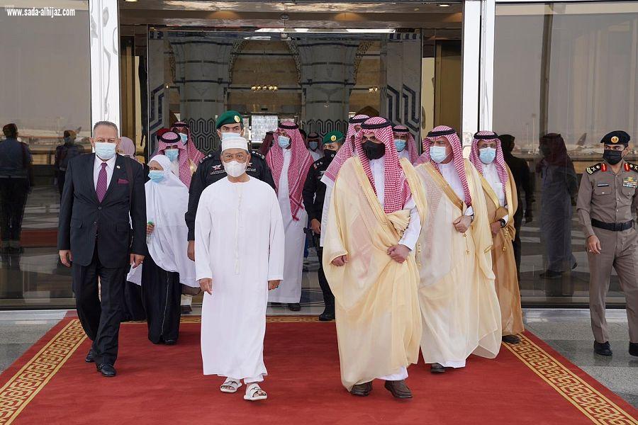 رئيس وزراء ماليزيا يغادر جدة