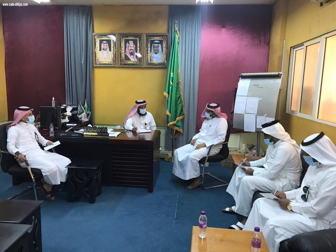 مدير مكتب تعليم بيش يرأس اجتماع لجنة الاستعداد للاحتفاء باليوم الوطني الـ90