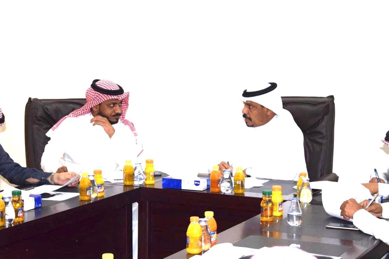 محافظ بيش يرأس إجتماع المجلس المحلي