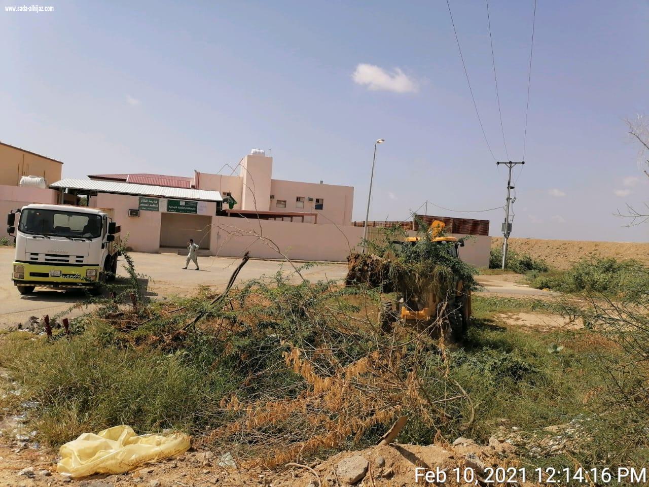 بلدية الشقيق تنفذ حملة نظافة لكافة قرى المركز