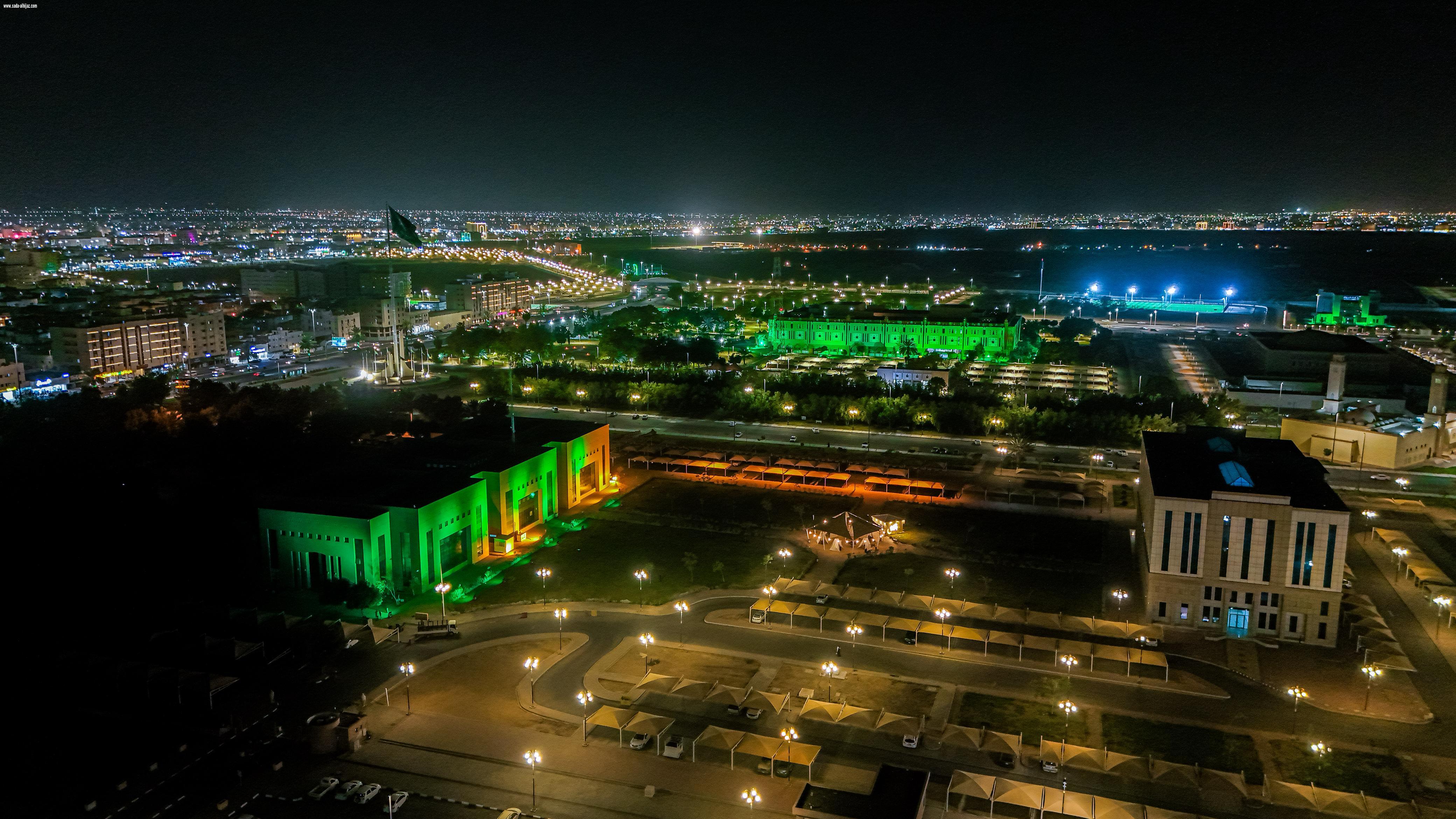 تبوك ومحافظاتها تتوشح اللون الأخضر بالإنارة الخضراء و7000 آلاف علم احتفاء بيوم العلم السعودي