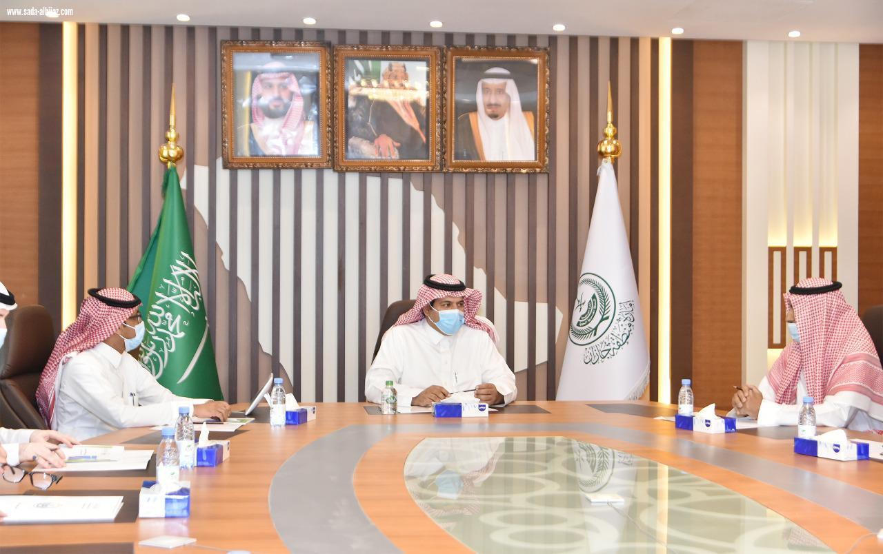 وكيل إمارة جازان يجتمع بوفد إمارة المدينة المنورة للاطلاع على نظام الطاقة الشمسية البديلة بالإمارة،