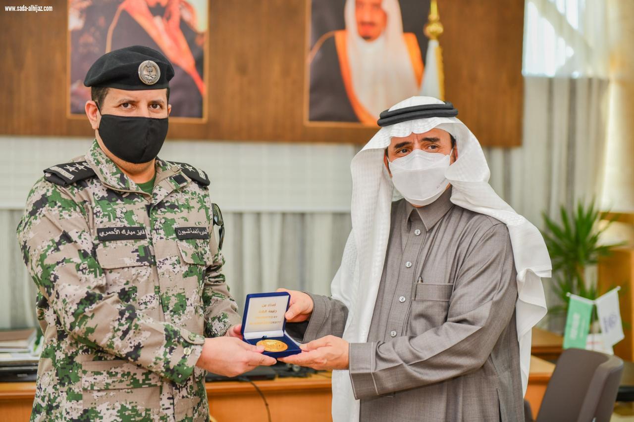 رئيس جامعة الباحة يلتقي بمدير عام السجون بالمنطقة