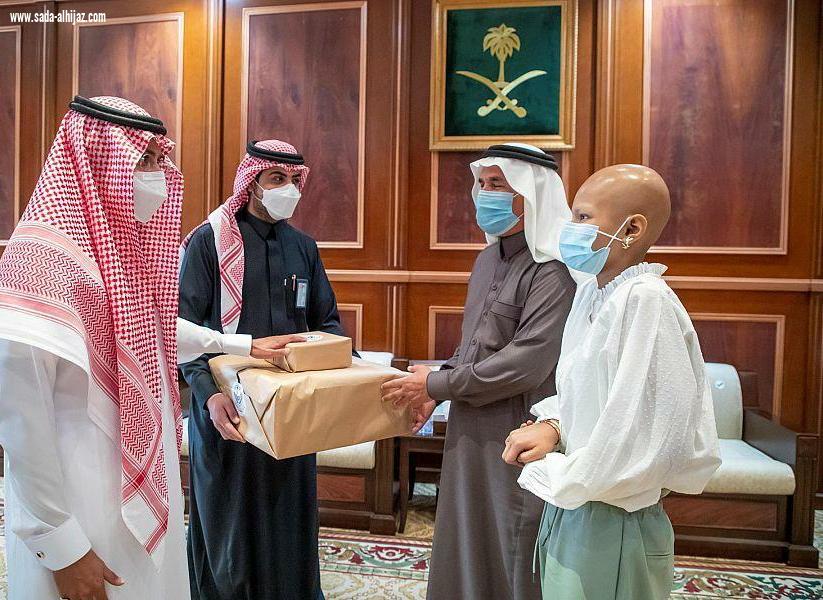 نائب أمير حائل يستقبل محاربة السرطان الطفلة جنى