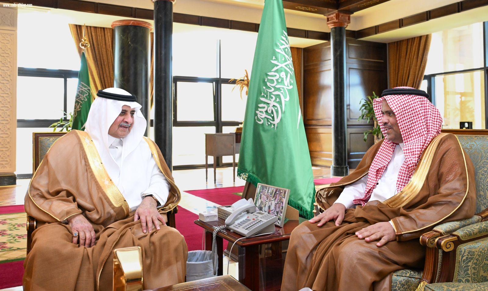 أمير منطقة تبوك يستقبل مدير الأحوال المدنية بالمنطقة 