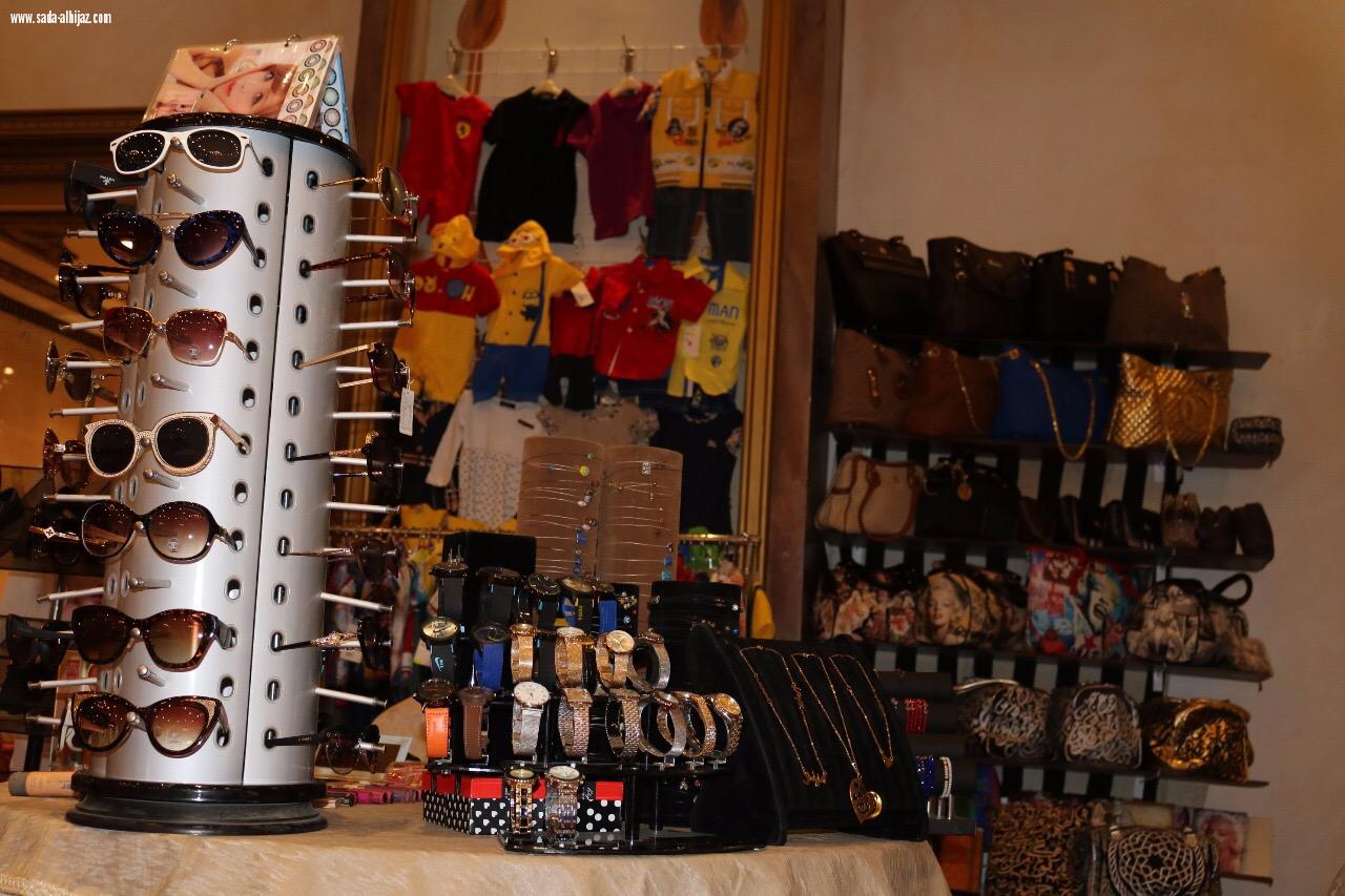 بدأ نشاط بازار بنات الجزيرة السنوي الثاني بمناسبة االيوم الوطني 87  للمملكة بنجاح وحضور اكثر من 700 زائرة 