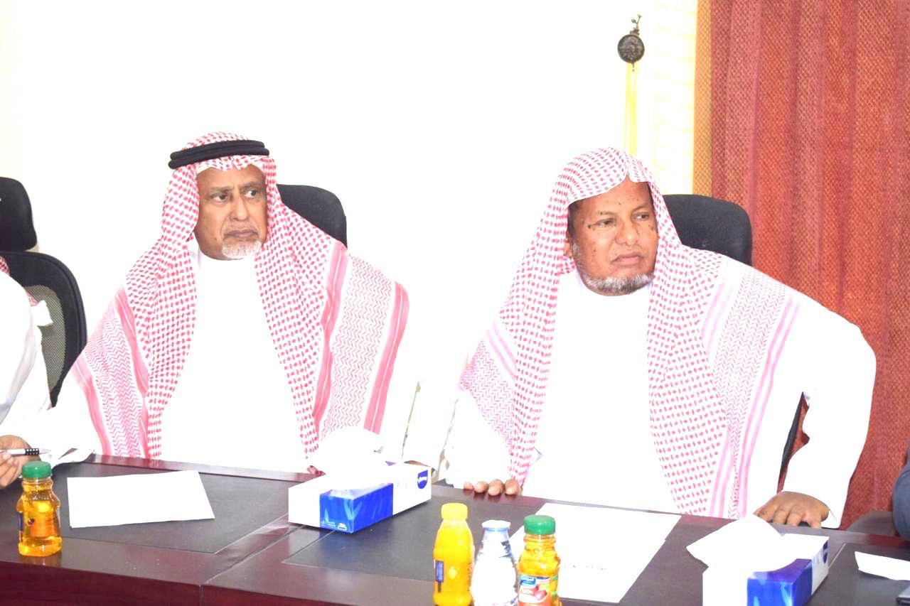محافظ بيش يرأس إجتماع المجلس المحلي