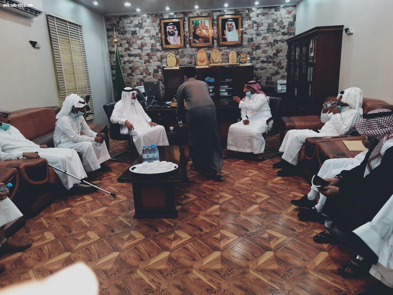 أدباء وشعراء بيش يزورون محافظ ورئيس بلدية محافظة بيش ويقدمون شكرهم لهما على الإنجازات التنموية 