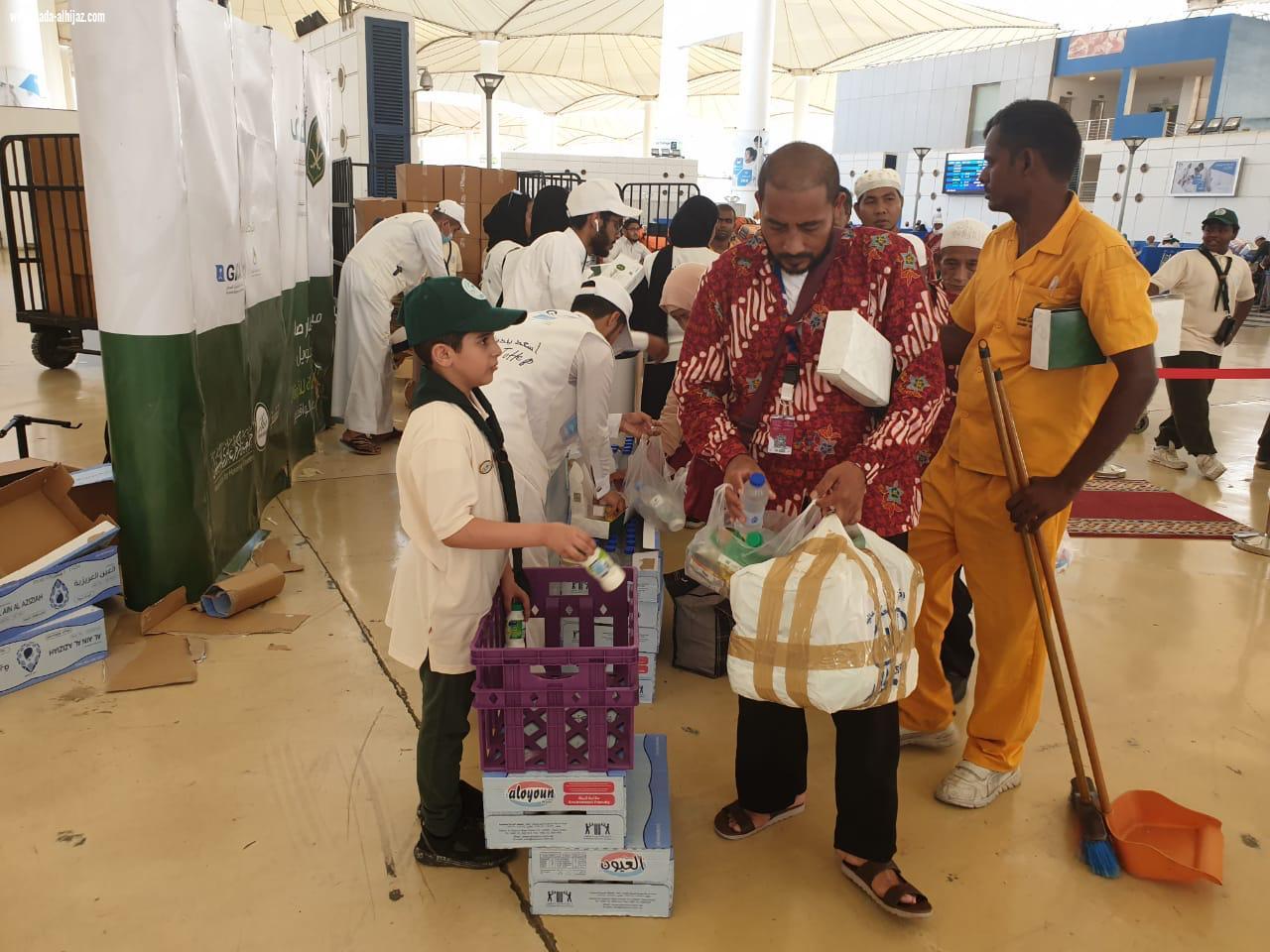 كشافة تعليم جدة تستقبل وتودع المعتمرين في مطار جدة