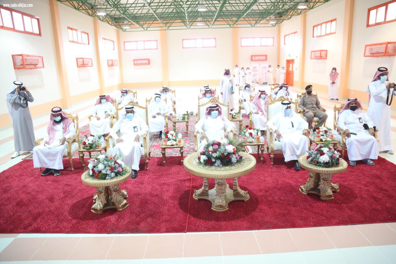 محافظ بيش يتفقد المشاريع المدرسية ويطلع على تقرير منصة مدرستي