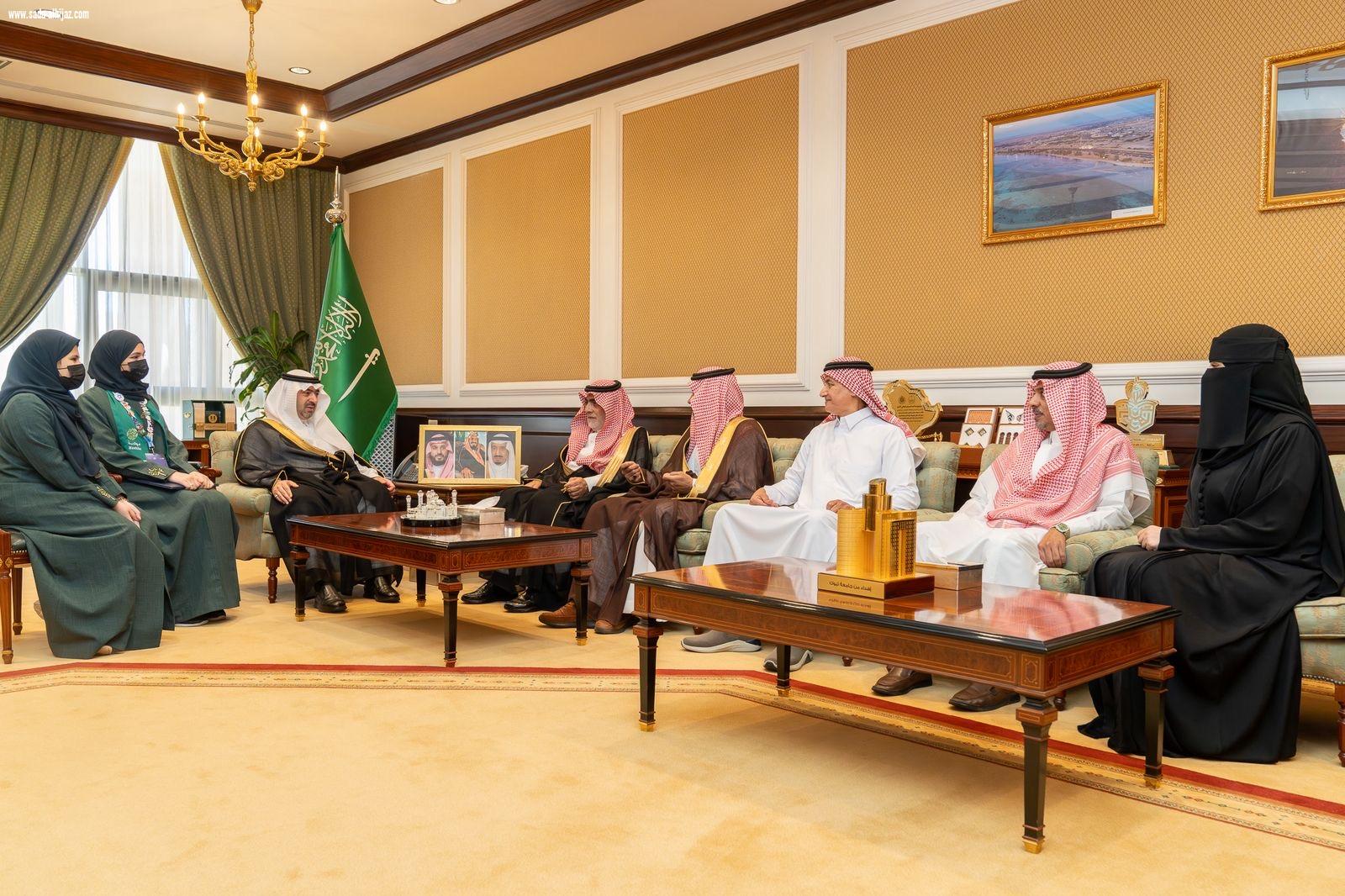 نائب أمير منطقة تبوك يستقبل الطالبات الفائزات بمعرض 