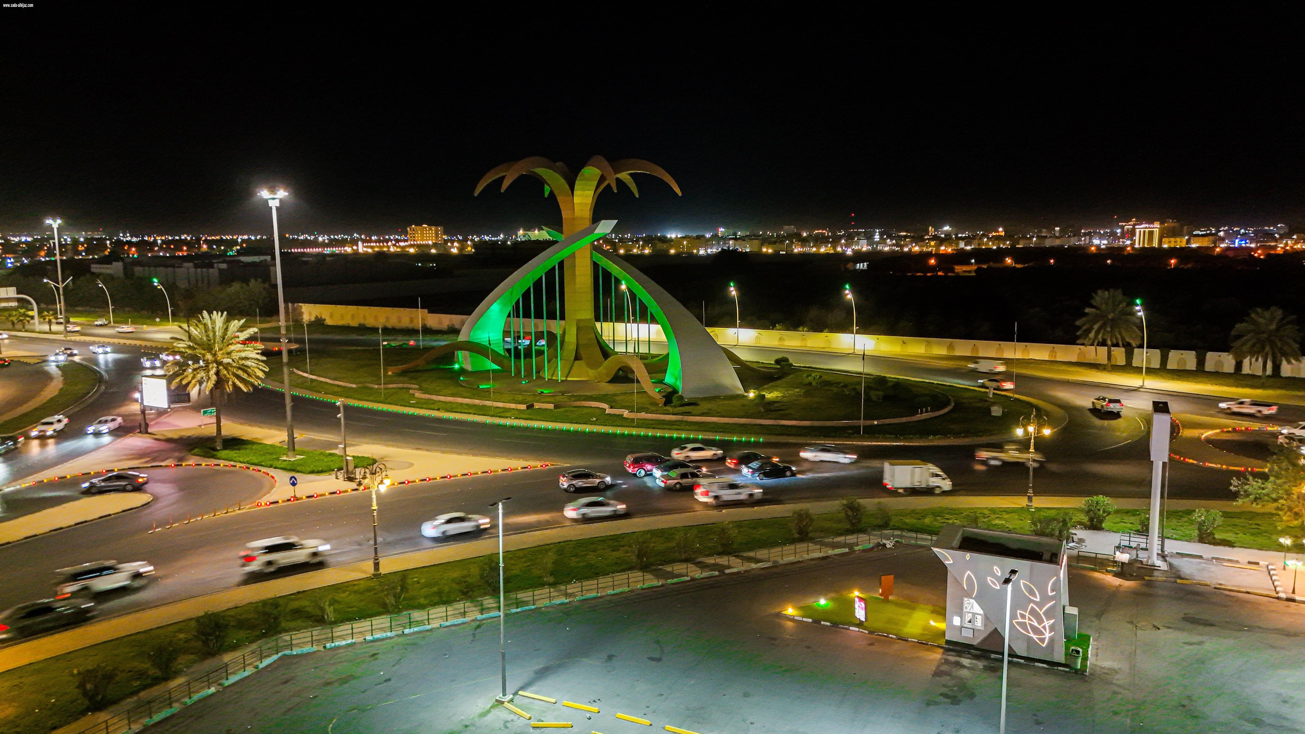 تبوك ومحافظاتها تتوشح اللون الأخضر بالإنارة الخضراء و7000 آلاف علم احتفاء بيوم العلم السعودي