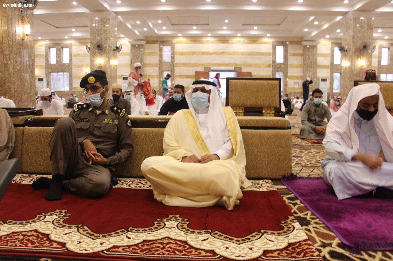 محافظ بيش أدى صلاة عيد الاضحي بجامع الفقيه وانتقال الى وادي بيش للوقوف على عملية البحث عن غريق وادي بيش