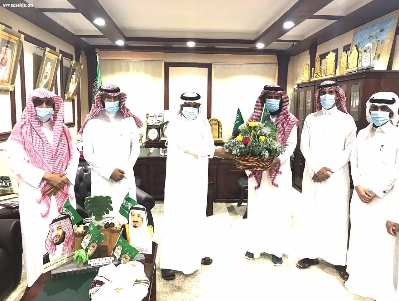 بمناسبة ذكرى البيعة.. محافظ بيش يستقبل مدير مكتب التعليم وعددًا من قادة المدارس