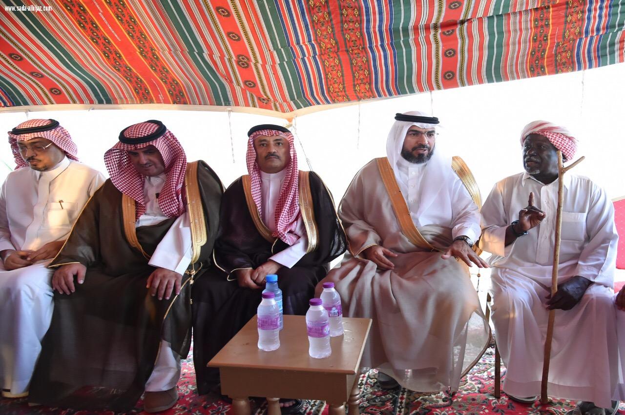 وكيل أمارة جازان المكلف يعزي والد الشهيد وكيل رقيب حسن العبسي بمنزلهم في قرية الحمى
