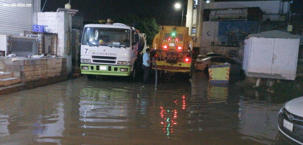 بلدية بيش تباشر تجمعات مياه الأمطار