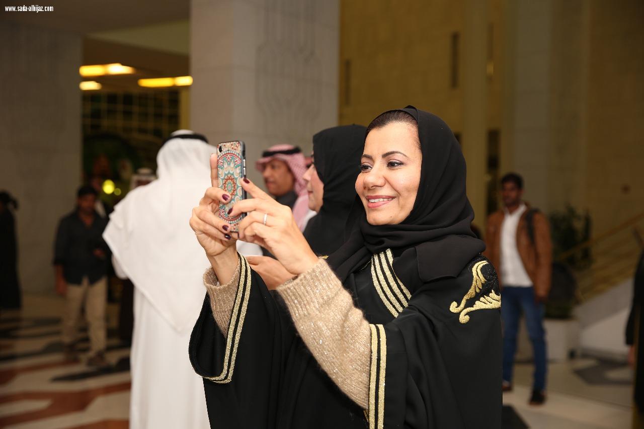 خمسةعشرفنانة مشاركة في معرض اندماج الحضارات الرابع بالتعاون مع جمعية الثقافة والفنون (بالرياض) 