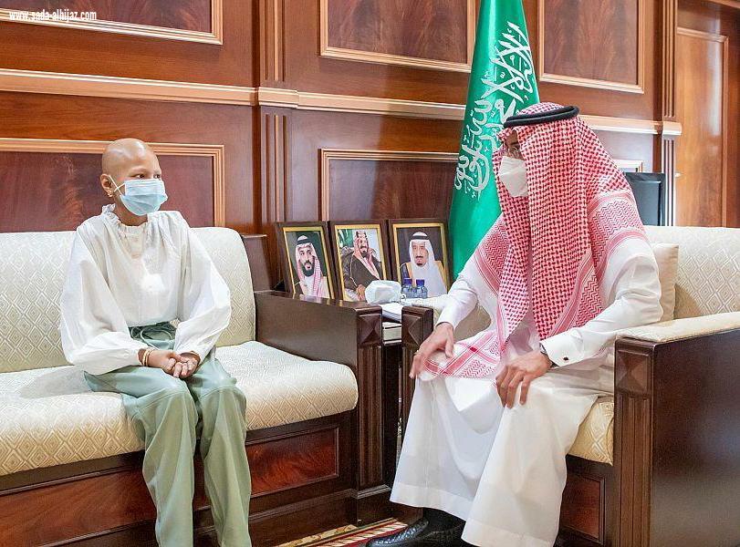 نائب أمير حائل يستقبل محاربة السرطان الطفلة جنى