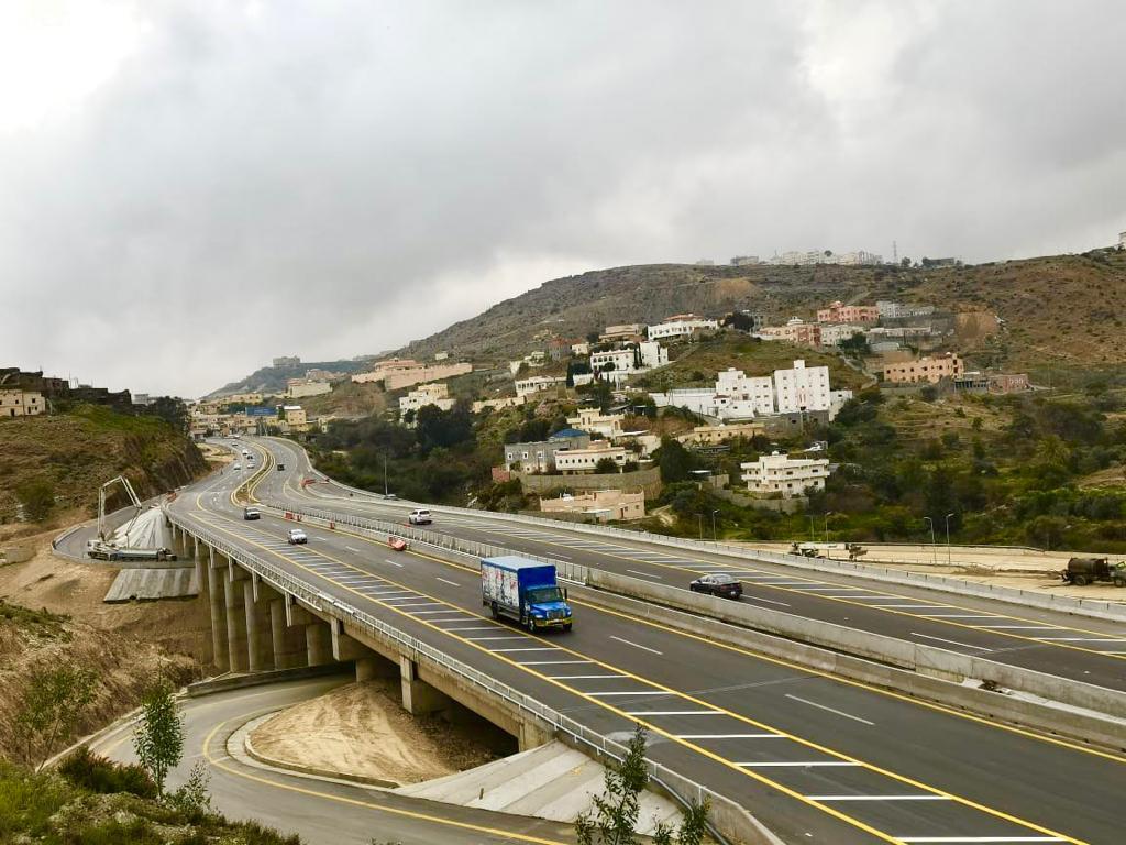 سمو أمير المنطقة وبحضور معالي وزير النقل .. يعلن تدشين مشروع ازدواج طريق الباحة - الحزم – المطار