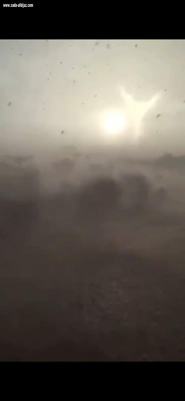 أمطار على مركز قيا بجنوب الطائف مصحوبة بالبرد