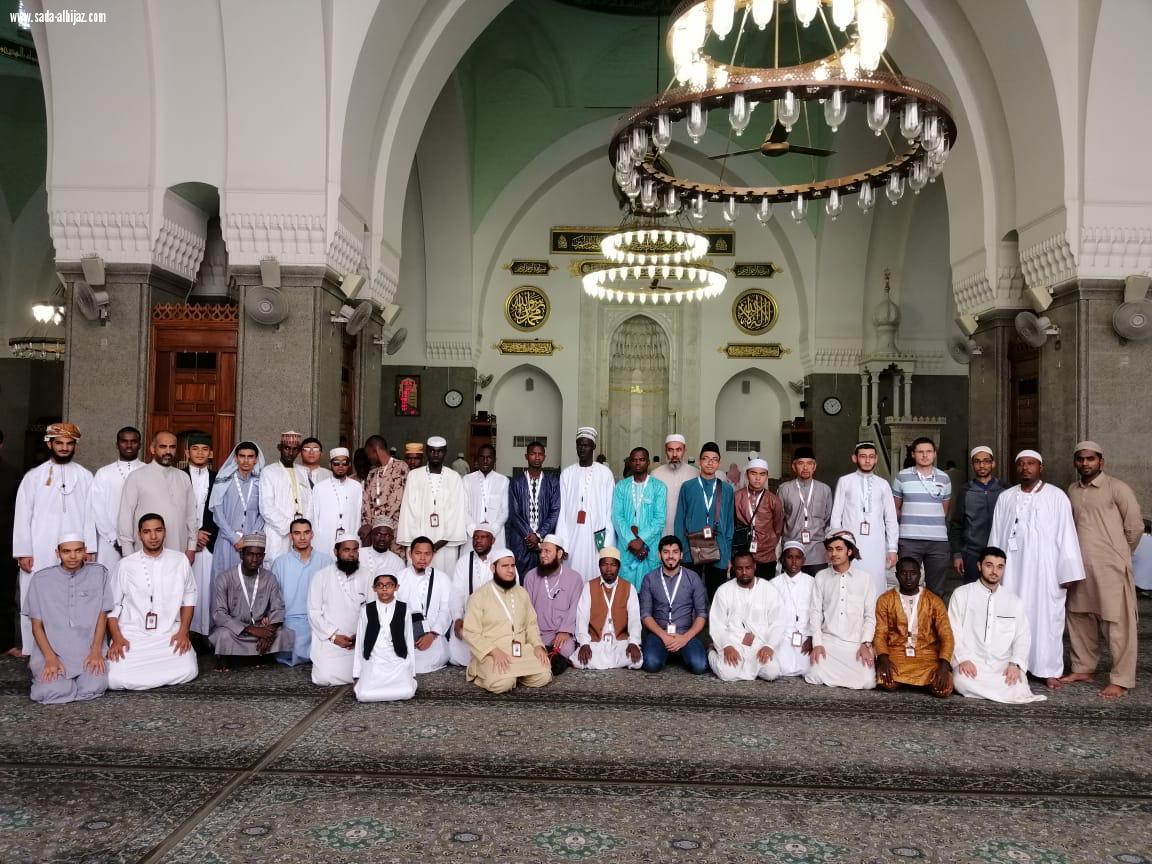 المتنافسون في مسابقة الملك عبدالعزيز القرآنية يزورون معالم المدينة