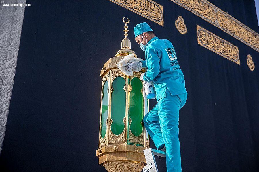 تقنيات حديثة ومواد خاصة لتعقيم وتطهير المسجد الحرام