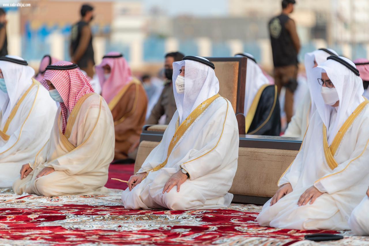 أمير منطقة تبوك يتقدم جموع المصلين لأداء صلاة عيد الأضحى 