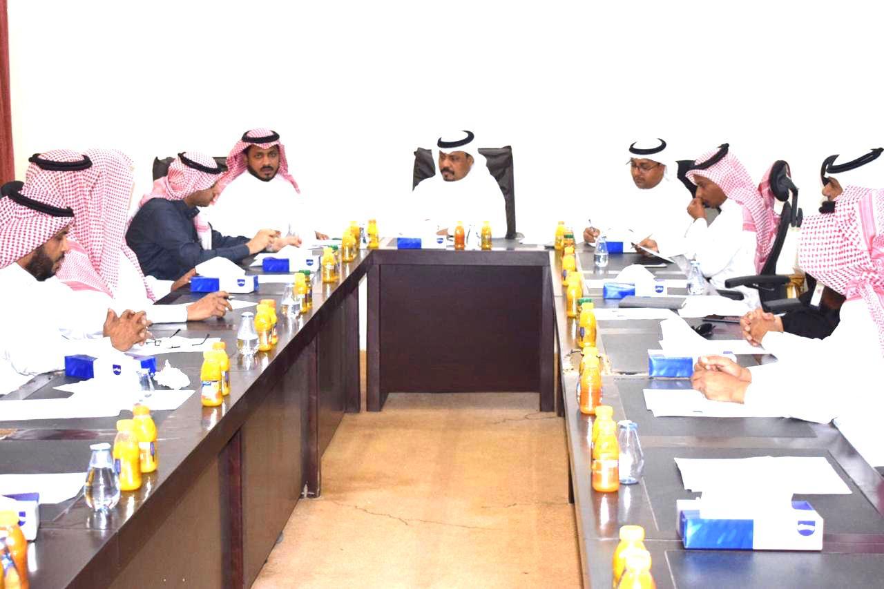محافظ بيش يرأس إجتماع المجلس المحلي